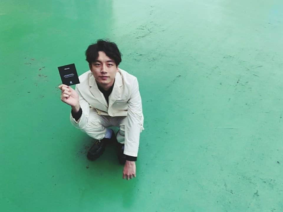 坂口健太郎のインスタグラム：「プラダ 2023春夏  women's show 9/22(木)日本時間21時からprada.comとPradaインスタグラムアカウントよりライブ配信  @prada   #PradaSS23  是非ー☺️」