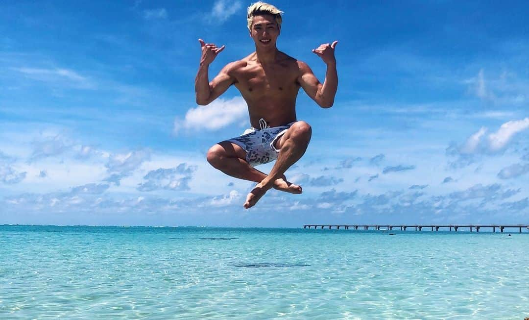 原田デイビッドのインスタグラム：「Floating, Flying, Falling  Enjoying life playing like I’m still a kid😂🤙  #alohaspirit  #beach #bluesky #ocean #fun #beachday #playlikeakid #dumb #fun #shaka #floatin #flying #falling #miyakojima #miyakoisland #okinawa #宮古島 #楽しい #ふざけてる #がき #遊び #海 #沖縄 #夏 #アロハ #浮く #飛ぶ #落ちる」