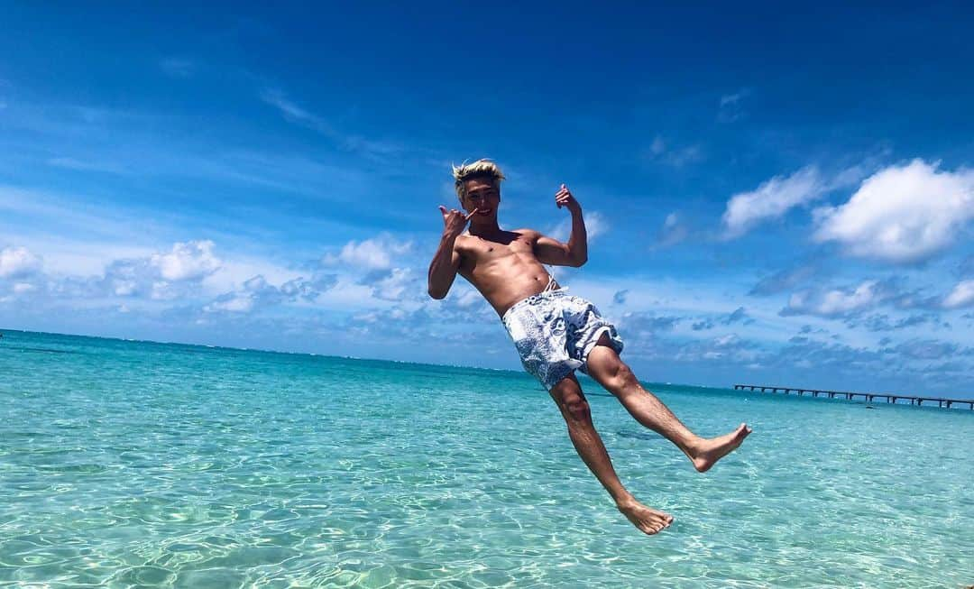 原田デイビッドさんのインスタグラム写真 - (原田デイビッドInstagram)「Floating, Flying, Falling  Enjoying life playing like I’m still a kid😂🤙  #alohaspirit  #beach #bluesky #ocean #fun #beachday #playlikeakid #dumb #fun #shaka #floatin #flying #falling #miyakojima #miyakoisland #okinawa #宮古島 #楽しい #ふざけてる #がき #遊び #海 #沖縄 #夏 #アロハ #浮く #飛ぶ #落ちる」9月22日 20時09分 - davidharada_01