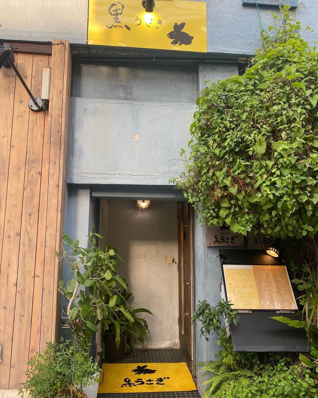 のインスタグラム：「📍黒うさぎ 🐇🖤  ここのアグー豚のしゃぶしゃぶと ゴーヤチャンプルとジーマーミ豆腐は忘れれん😫💓」