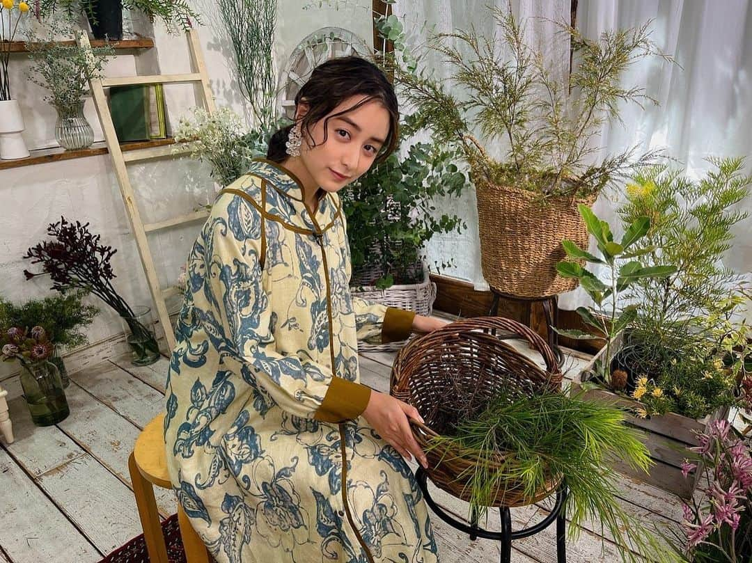 山本美月（スタッフ）さんのインスタグラム写真 - (山本美月（スタッフ）Instagram)「『趣味の園芸　山本美月グリーンサムへの12か月』見てくださった皆さまありがとうございました！  今回のテーマはオージープランツでした✨ NHK Eテレで再放送もありますのでぜひご覧ください！ ▪︎9/23(金)午後9:00〜  #山本美月　#山本美月スタッフ #趣味の園芸  衣装： ワンピース @rosebud_official_ @rosebudpre_official_ アクセサリー @diezsaskia シューズ @manoloblahnik」9月22日 20時19分 - mizuki_staff