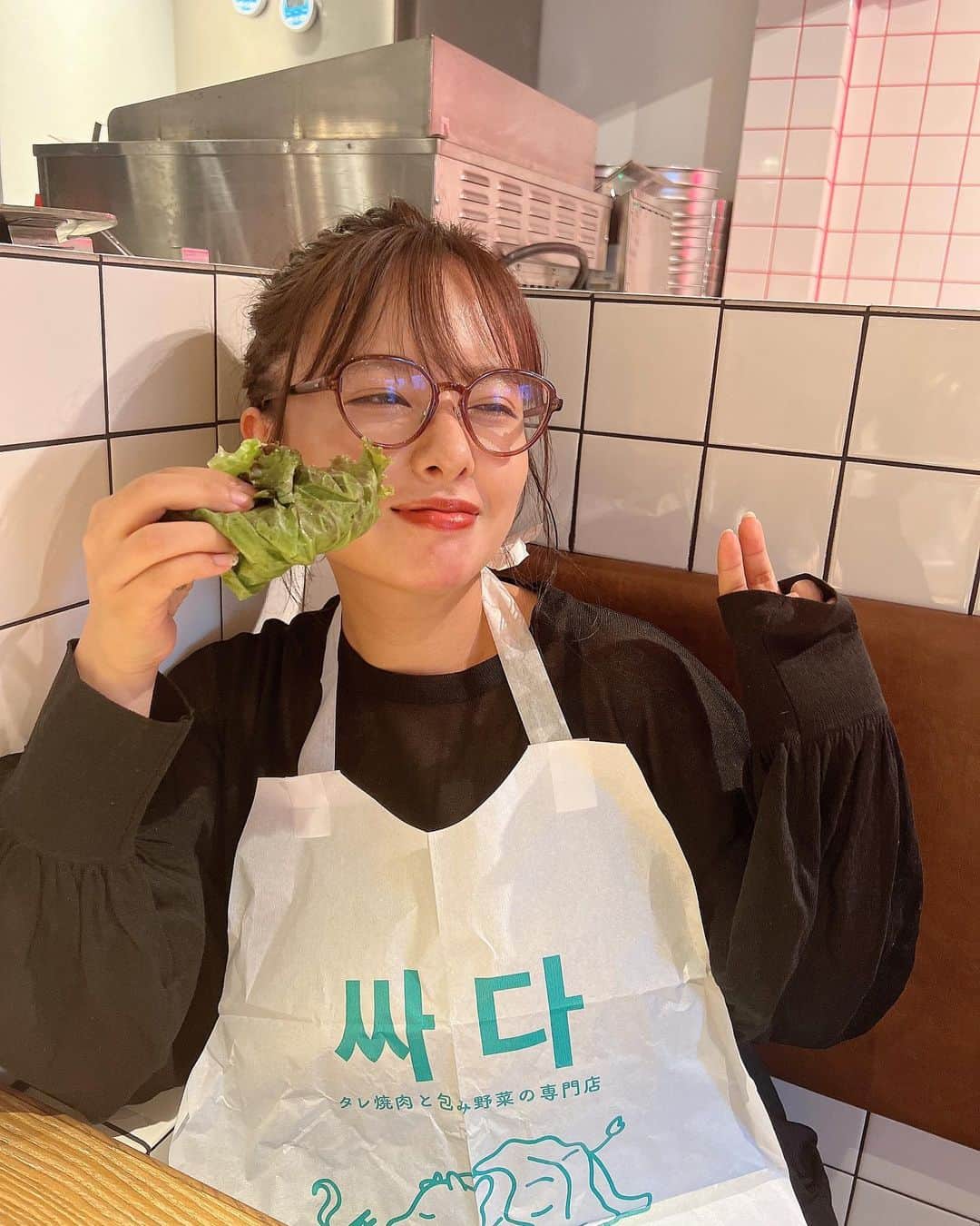 山田菜々のインスタグラム：「今日9/22に代官山にオープンした 『焼肉 くるとん』に招待していただきました✨  おいしいサムギョプサル食べてきたよ〜☺️‼️ 野菜が豊富でとてもヘルシーなのです✨ 自分の好きな野菜を巻いて食べられるの🥩  あとねオルチャンプルコギ鍋を初めて食べた☺︎ 韓国で女性に大人気のお鍋らしい🫶 ちぢみとキンパも美味しかったよ〜☺️  店内は韓国っぽい雰囲気でおしゃれで 可愛い写真いっぱい撮れそうでした🍩✨  代官山の駅ほぼ0分です😂‼️ もはや駅と言っても過言では無い🙋‍♀️笑  ぜひみなさんも行ってみてくださいっ♡  #くるとん #焼肉くるとん #オルチャンプルコギ鍋 #韓国グルメ #食べて綺麗になる #代官山グルメ #渋谷グルメ」