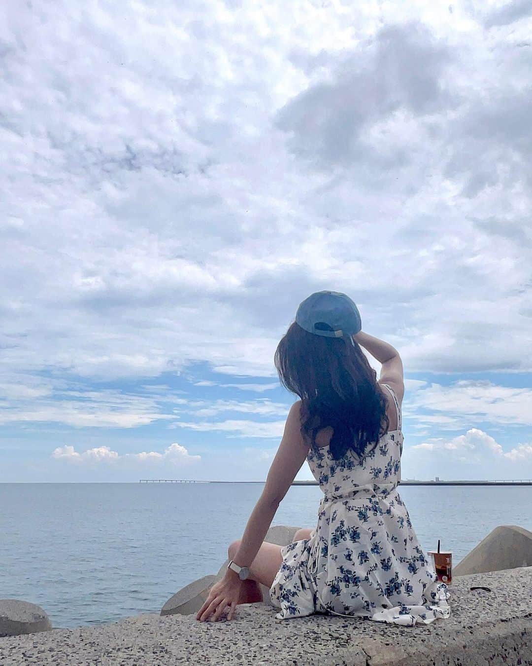 MISUZUのインスタグラム：「. 今年の夏も バイバイ~👋🥹💗  今年の夏も楽しかったよ☺️☺️ 今度は冬たのしも💗  #夏終わり #秋が来た #寒い #海 #ボード #newpost #japangirl #後ろ姿 #福岡 #北九州」