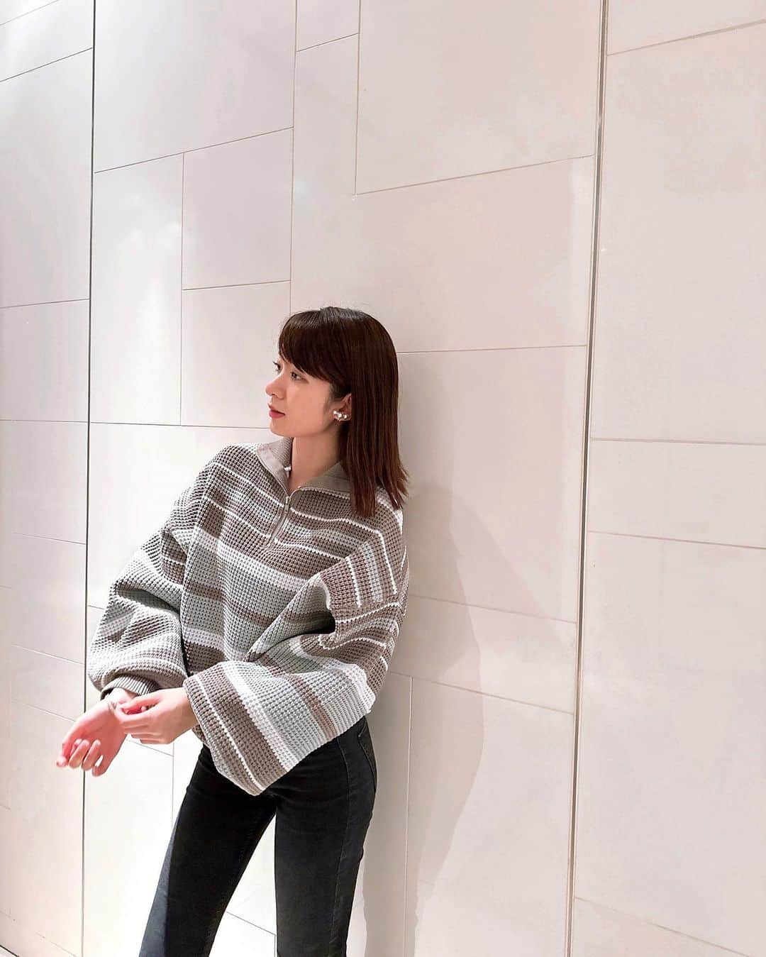 杉枝真結のインスタグラム：「☺︎ 突然、肌寒くなってきたーーーっ🥲✨💦 慌てて、軽量ハーフジップちゃん登場させました。  すっぽり被って、楽々着れちゃうお洋服は… 打ち合わせだけの日に着ることが多いかも！！  #ワンマイルウェア にも最適だと思います🫶  Knit / @classicalelf_official (グレイッシュブルー、M) pants / H&M  #クラシカルエルフ #classicalelf #エルフコーデ #java #ジャバ #タイアップ #uniqlo #gu #zara #ユニクロ #ジーユー #ザラ #zozo #zozotown #zozotown購入品 #トレンド部 #スポーツカジュアル #ハーフジップ #ワッフルニット #オーバーサイズ」