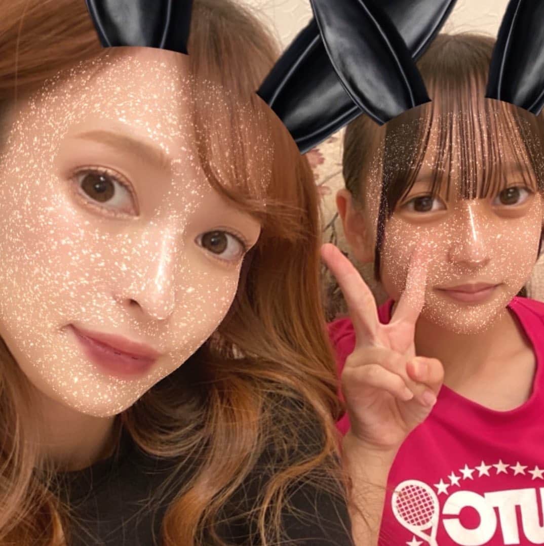 町田亜里香のインスタグラム：「じゅなこシリーズ🥹🫶🤍ˊ˗ 可愛い生意気な娘💓 私より女子力高め😂  おませで💰かかりまくる。 母は我慢😂。  #親子 #16歳差親子  #娘 #中2 #jc2 #アラサー  #2児ママ」