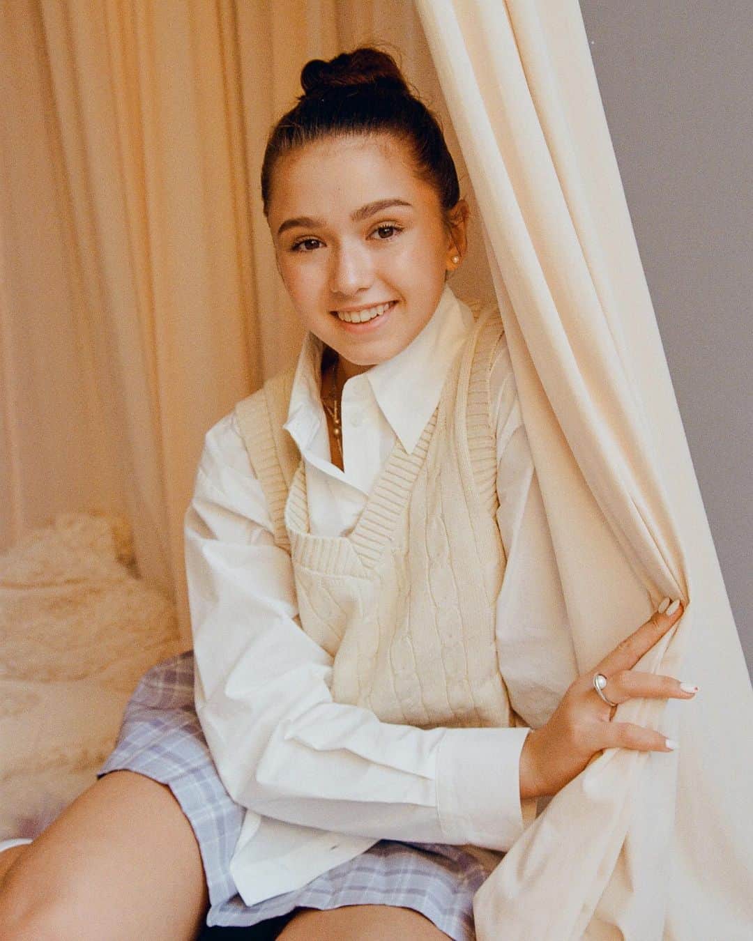のインスタグラム：「Вот такие тёплые и солнечные фотографии получились вчера 😊  А вы фотографировались когда-нибудь на плёнку?   Фотограф @maduisy Стилист @gnina_style Визажист @makeup_vishnya  Ассистент @vikssikkk   #kamilavalieva #фигурноекатание #figureskating #камилавалиева #beauty」