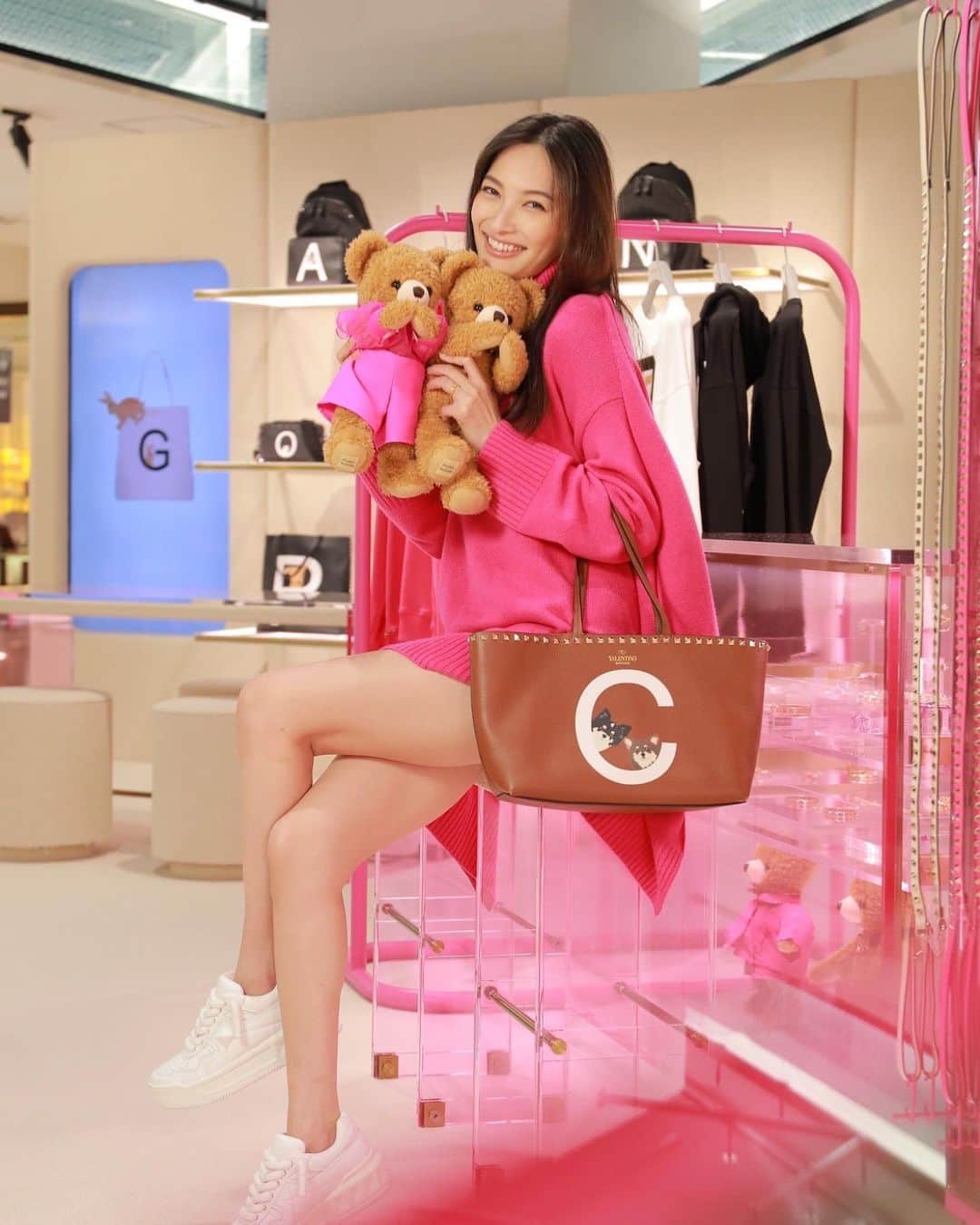 大政絢のインスタグラム：「伊勢丹新宿店で開催中の @maisonvalentino  ロックスタッズ ペットのポップアップストアに🐶  今回クマのぬいぐるみのスタディベアと🧸お揃いのお洋服を着て撮影をしました✌️  私のバッグは、お馴染みココとショコラの頭文字Cと愛犬のイラストを入れてもらった私物です🐶🐶🐶 9/29まで開催中です。  #RockstudPet」