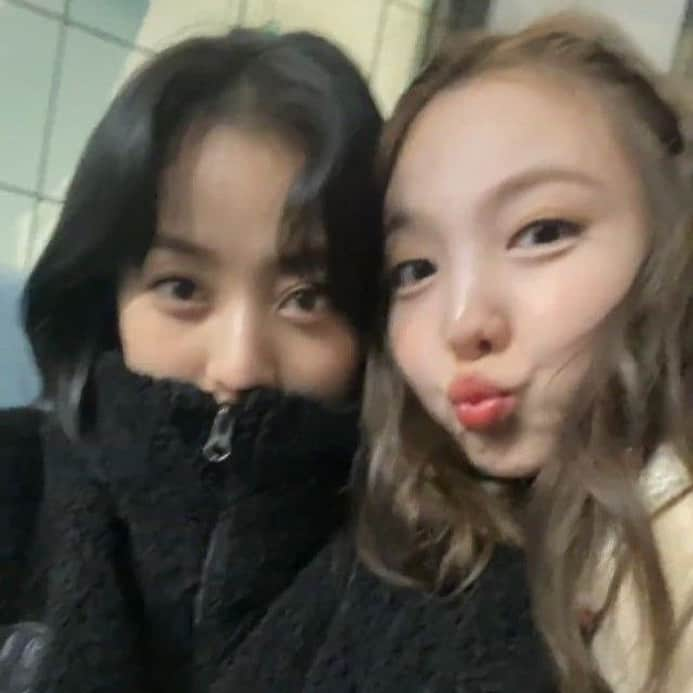 ジヒョさんのインスタグラム写真 - (ジヒョInstagram)「♡ happy birthday to the best girl ever, happy birthday nayeon!! <333 ⠀ — #HappyNayeonDay」9月22日 21時27分 - jypjihyo