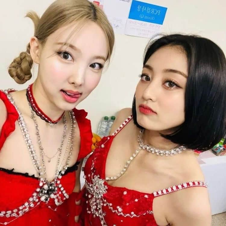 ジヒョのインスタグラム：「♡ happy birthday to the best girl ever, happy birthday nayeon!! <333 ⠀ — #HappyNayeonDay」