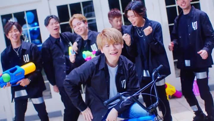嶋田遼太郎のインスタグラム：「内田雄馬さん　10th Single 「Congrats!!」のMVが公開されました🎉Happyオーラ全開のMV!!兎に角みんな楽しそう！笑  そしてうちダンサーズフルメンバーで、正に「コングラッツ！」な気持ちで踊らせて頂きました！  気付けば沢山の大切な場面でご一緒させて頂き、本当に感謝感謝です。これからもボスの元でいろんなストーリー、いろんな歴史を共に刻んでいけたら嬉しい限りです🙏  関係者の皆様ありがとうございました！  #内田雄馬　#内田雄馬congrats  #10thsingle #congrats #うちダンサーズ　#dancer」