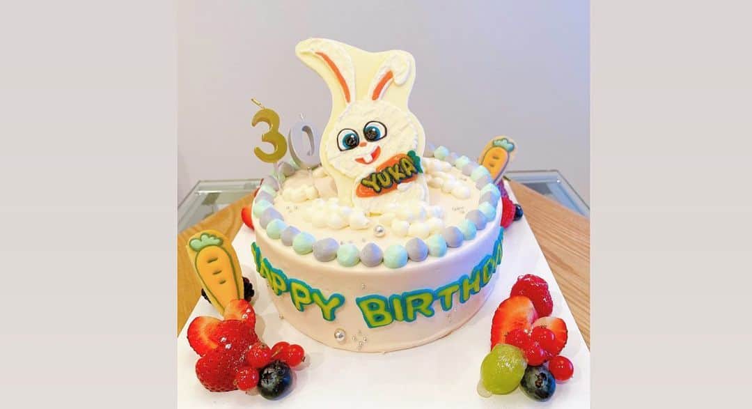 畑下由佳さんのインスタグラム写真 - (畑下由佳Instagram)「ZIPぷらすすり〜！  それぞれの誕生日の話から、誕生日ケーキの話になり… そこで出てくる、去年の誕生日に自らオーダーした、私の私による私のためだけのケーキが、これです🎂 完成品を見た時、オーダー通りでうれしかったな〜🐰🥕  今年も何かやろうかな〜笑  #去年の  #誕生日  #バースデーケーキ  #デコレーションケーキ  #🎂」9月22日 21時47分 - y_hatashita