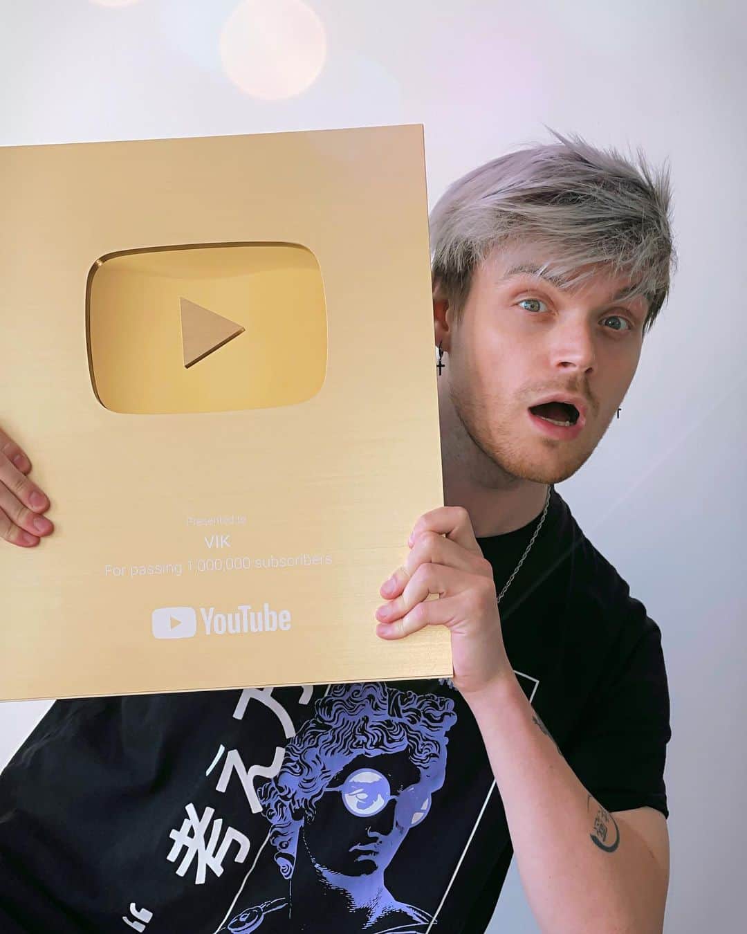 iBlaliのインスタグラム：「Da isser Freunde, der goldene Playbutton für 1 Mio auf Vik」