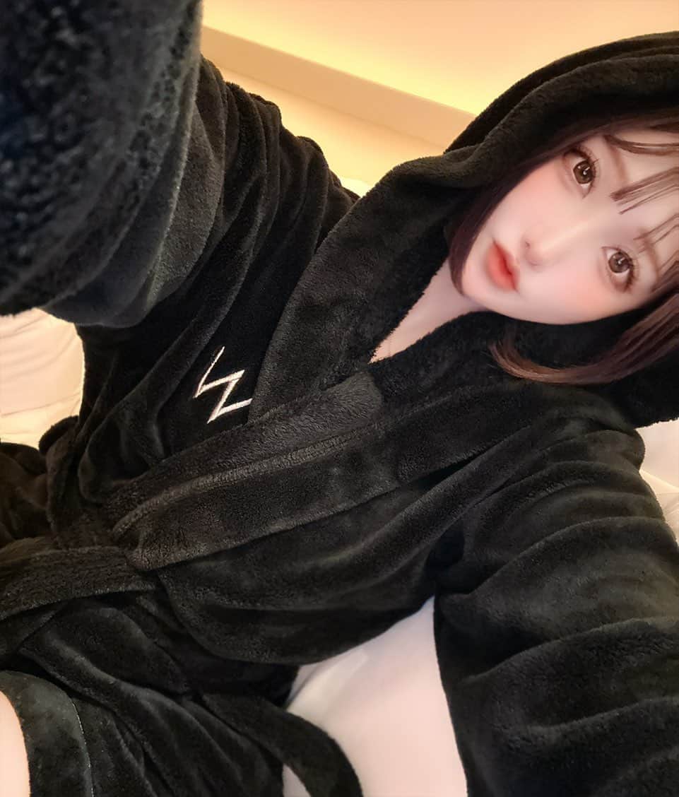 明日花リナのインスタグラム：「大阪楽しかった🤍🖤 旅行行ったらベットでごろごろ一人でお酒飲みながら映画観る時間がすき👼💞 モコモコバスローブかわいい🖤」