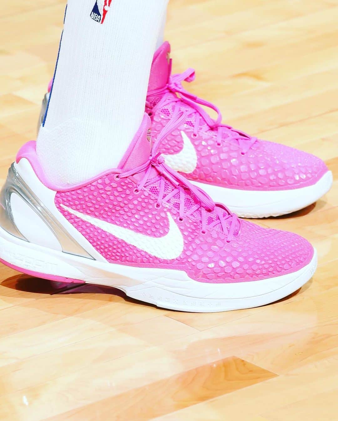 ジョン・ウォールさんのインスタグラム写真 - (ジョン・ウォールInstagram)「I’m wearing PINK for all of those in the fight and especially for you Ma. I know you’re watching over me.   #octoberwewearpink #breastcancerawareness #RIH F.A.P💕」10月22日 1時01分 - johnwall