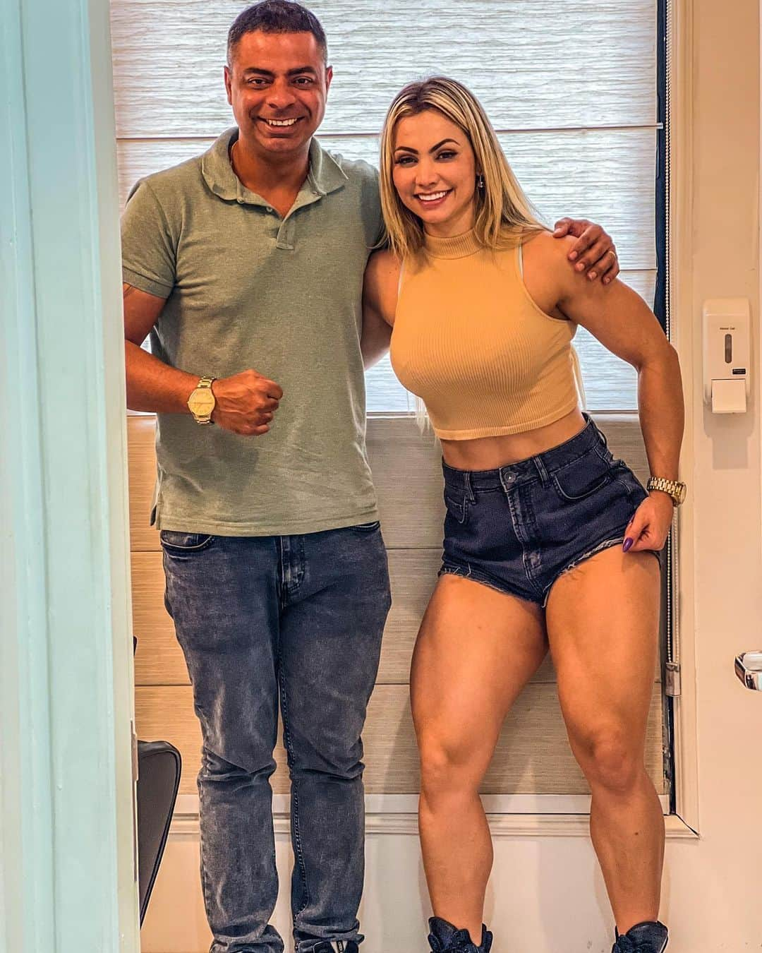 Vivi Winklerさんのインスタグラム写真 - (Vivi WinklerInstagram)「Já são 6 anos cuidando do meu shape e saúde @drguialmeida #papai !!!! Meu endocrinologista, médico do esporte e nutricionista. Hoje vim buscar meu protocolo atualizado . Vem verão ☀️」10月22日 1時18分 - viviwinkler