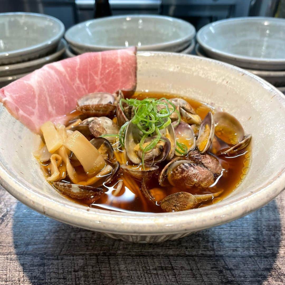 無化調ラーメン「ゆきふじ」のインスタグラム：「『アサリの酒蒸し〜　Salt ramen alle vongole』  塩ラーメン（今回は鶏のスープとの掛け合わせ）に、あさりや紹興酒、ニンニクなどで酒蒸ししたベースをトッピング？ （この表現で良いのか？）  始めは塩ラーメンだなと感じつつ しっかりと味付けされたあさりがスープを２度3度味に深みを与えてくれる 途中あさりの身を食べた余韻でスープを飲むと、より一層調和を奏でる  本来なら後半食べ飽きてくるスープも むしろ後半の方が楽しみを覚える  気付くと、とっくに無くなった麺のことは忘れて、ただただひたすらスープを飲み干す作業をしている自分に、器が空になってから気付く  #あさり」