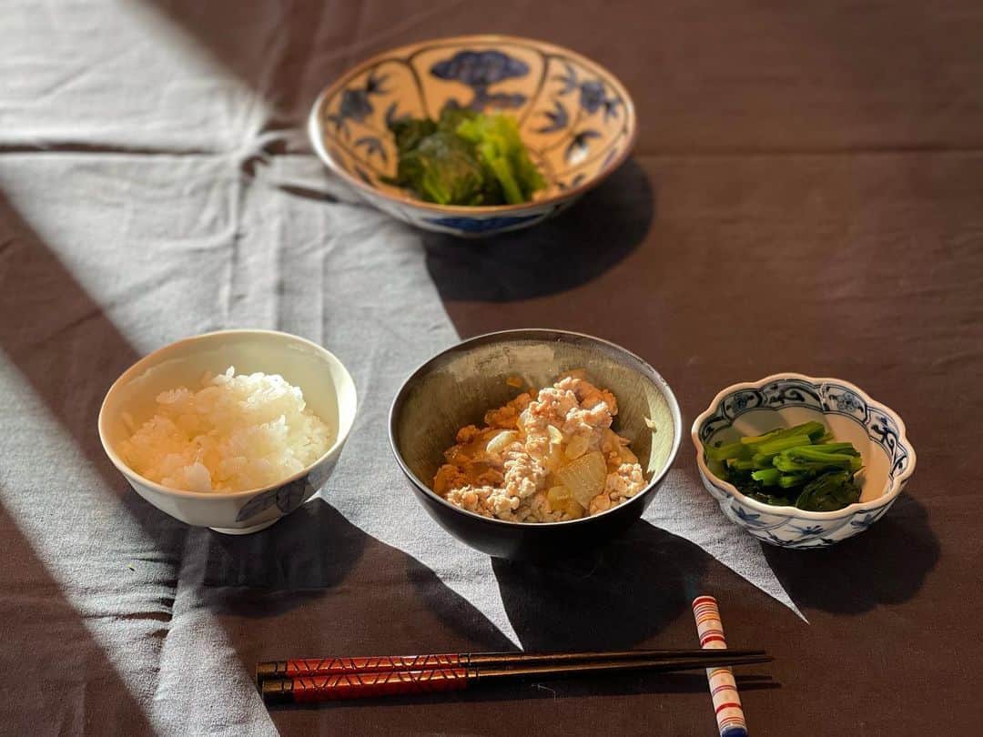 三浦瑠麗さんのインスタグラム写真 - (三浦瑠麗Instagram)「朝の光が好きだ。 朝ごはんシリーズ、けさはどろぶたひき肉と玉葱の生姜炒め、ほうれん草のおひたし。」10月21日 17時46分 - lullymiura