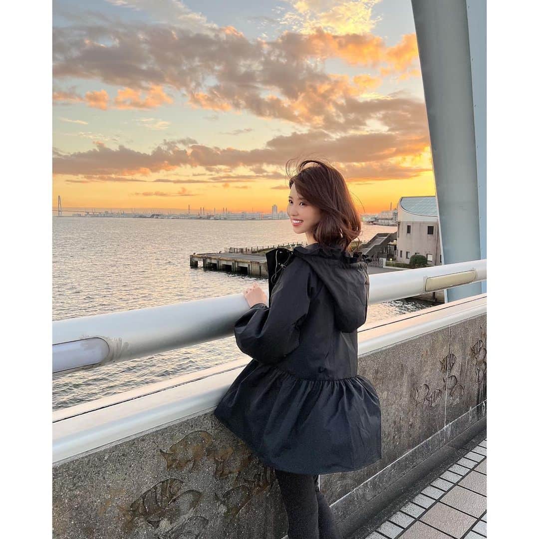 のインスタグラム：「日中は晴れてすごくいいお天気だけど、 日が暮れると冷え込みが厳しい季節に🍁 . 秋晴れのこの時期って空気が澄んでる事が 多いせいか、夕暮れが本当にキレイ😊 . 秋って夏の紫外線で受けた疲れが肌に出やすいので、@rillee_on でしっかりケアしてもらったよ🧡 . ほんとに日に日に気になってるほっぺのたるみにちゃんと効かせてくれるようにしっかりケアしてくれるのがお気に入りで、気持ち良すぎて いつも爆睡してしまうくらい😊✨ . サロンの方の対応も本当に丁寧なところも 毎回、癒されるよ🥺 . そして、最近の夜の冷込み対策には、 先日の展示会でオーダーした @dolce._official  のコートを🧥⭐️ . どんなお洋服にも合わせやすいから大活躍してくれてるよ✨😆 . 寒暖差が激しいから体調崩さないように 過ごそうね🤍 . . #dolce #fashion #coordinate #155cmコーデ #155 #コーディネート #おちびコーデ #リリーオン #ソニックフィット #美容 #beauty #リフトアップ」