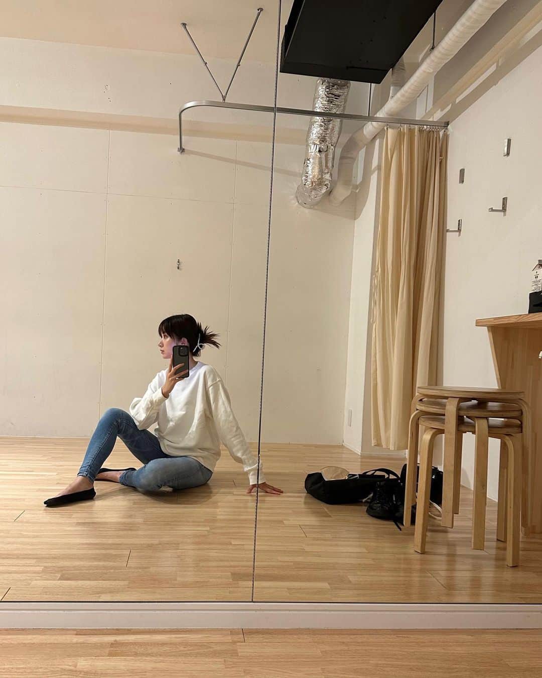 杉枝真結のインスタグラム：「☺︎ スタジオって落ち着く😌 踊るって楽しい！🧡🧡🧡  一人でも、大勢でも楽しめるし 運動にもなって、筋肉痛にもなる…笑  張りきって、パックの麦茶を買って🥤 長いストローで準備万端にしたら そんなに飲む時間なくて残った😂😂  後ろ髪が鶏冠みたいになってしまったのを 確認したかっただけの横顔だったけれど🙊 @une_fleur_ryoko さん ＆ @une_fleur_maria さんのおかげで お肌も、眉も、まつ毛も調子がいいです🌼」