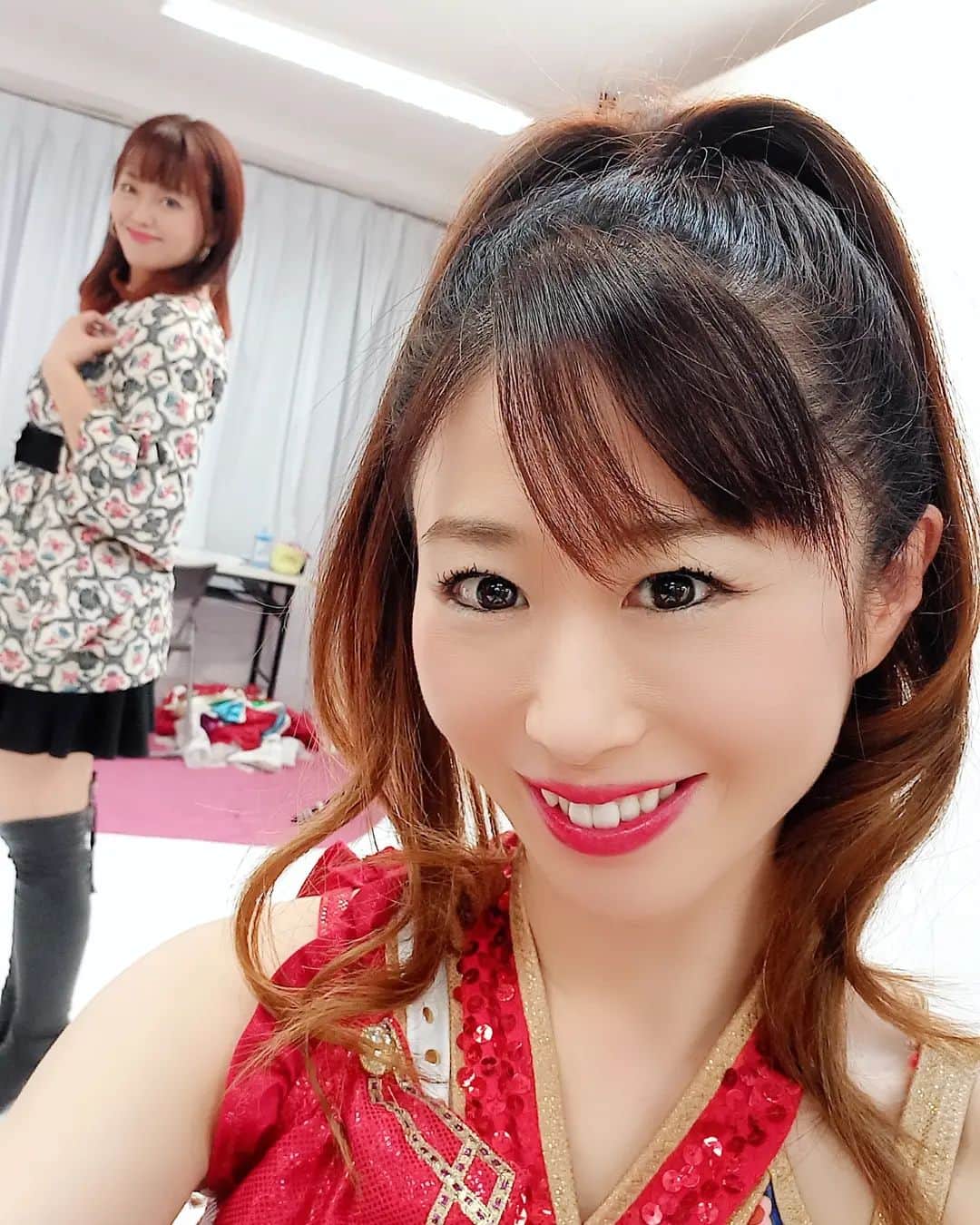 藤本つかさのインスタグラム：「今年もこの季節がやってきた！ ベースボールマガジン社の女子プロレスカード撮影！ 選手名鑑の撮影も！  休業してる私にも声かけて頂きました。  久しぶりにコスチューム着たよ。５月４日以来！  カメラマンさんは馬場さん！いつも馬場さんマジックにうっとり♪  #iceribbon #bbmcards #bbm女子プロレスカード #千春♥️」