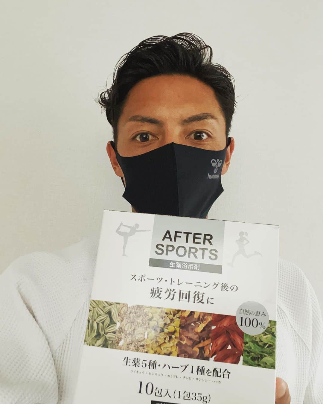山田拓巳のインスタグラム：「同期の太田徹郎からアスリート向けの入浴剤が届きました。 ティーバッグ式で使い易いし、天然成分100%で身体にも良さそう‼︎ 皆んなに了承も得ずに勝手にクラブハウスのお風呂でも使ってみようかなw テツありがとう‼︎ #ライオンケミカル」