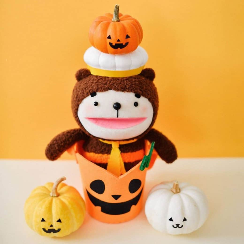 Honeyce(ハニーチェ) のインスタグラム：「. trick or treat🎃  ハロウィン前の週末は おうちでゆっくり褒められヘアに変身しちゃいませんか？👻  ハニーチェは10月末で店頭販売を終了し オンライン限定販売となります🐻  1,800円(税込)以上で送料無料ですので シャンプー＆トリートメントセットも送料無料でお届け🚚  公式オンラインショップの他、Amazon・楽天公式などでも好評販売中🙌 ぜひ使ってみてくださいね！  詳しくはプロフィールのリンクからcheck→@honeyce8  ハニーチェ公式Twitterでは 豪華賞品が当たるキャンペーンも開催中！  #ハニーチェ #honeyce  #はちみつシャンプー」