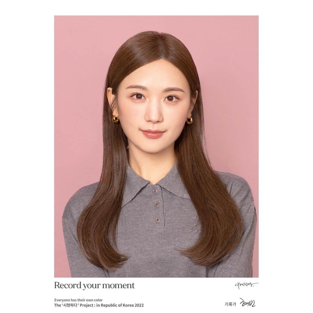 ひよんのインスタグラム：「💛💛💛  韓国のスタジオしぬほど盛れる👏🏻 スプちゃんが予約してくれたところ😍 습짱 @doublesoup 고마워~💓  @sihyunhada_moment @yhyebin 이쁜 사진 감사합니다 😆❤️‍🔥  みんなにも是非撮ってほしい🤣！！  #시현하다 #증명사진 #韓国 #証明写真」
