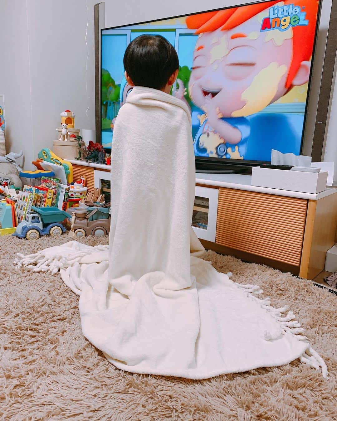 萩美香のインスタグラム：「え、マント…？  #私のちっちゃな彼氏  #王子かと思った」