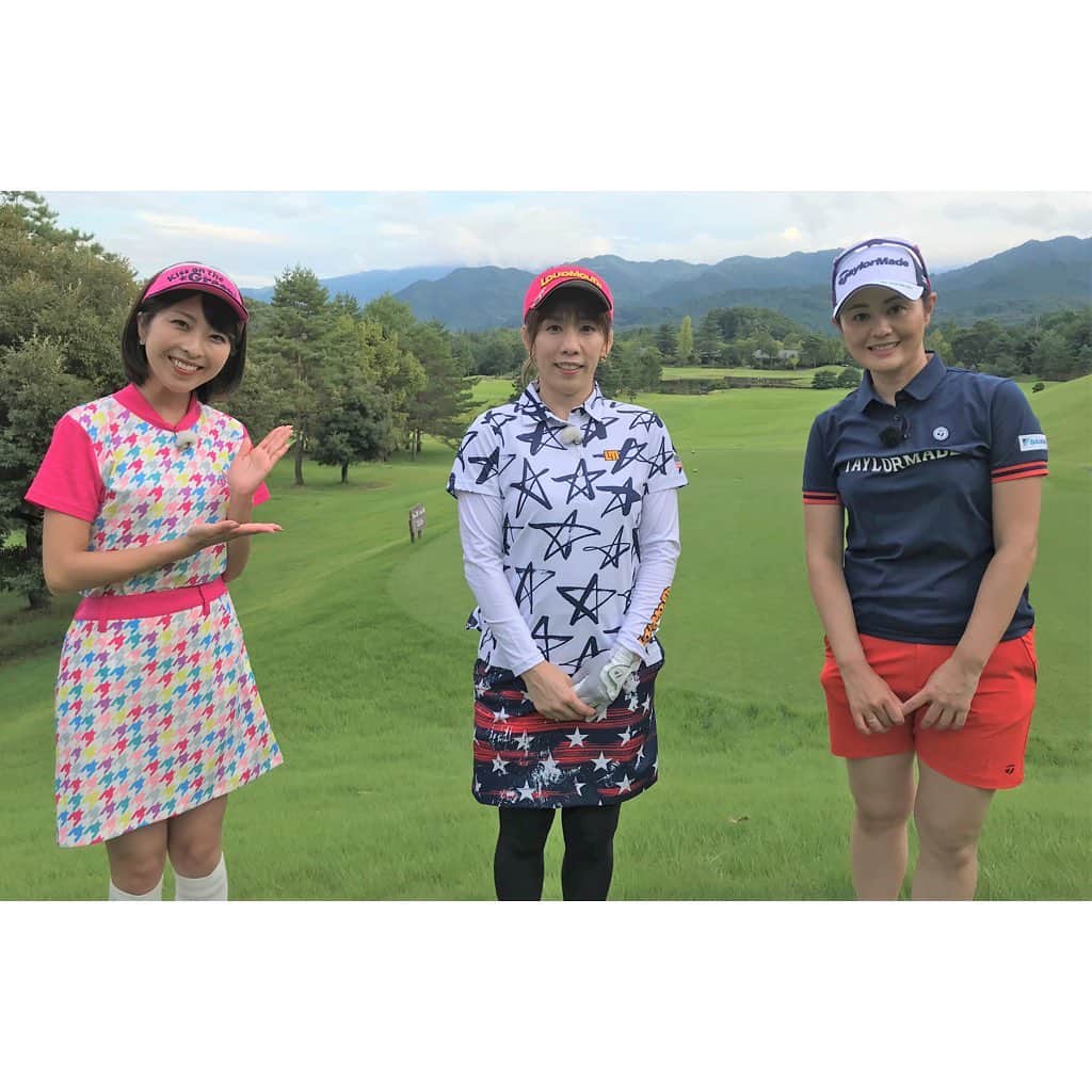 小尾渚沙のインスタグラム：「毎週土曜日18:00〜18:30にBS11で放送中の『諸見里しのぶ 実践ゴルフテク！』⛳️  今週のゲストは元女子レスリング日本代表の #吉田沙保里 さん✨  ゴルフ歴17年、ベストスコアは86というベテランアマチュアゴルファーの吉田さんに、諸見里プロがラウンドレッスン💪🏼  リプレイレッスンは「フェアウェイウッド・左足下がりのボール位置とフォローの取り方」です！  明日のオンエアもお楽しみに💕 ウエアは今回も @kissonthegreen さんでお借りしました🎀 . . #スワイプしてね 👉 #BS11 #ゴルフ #ゴルフ女子」