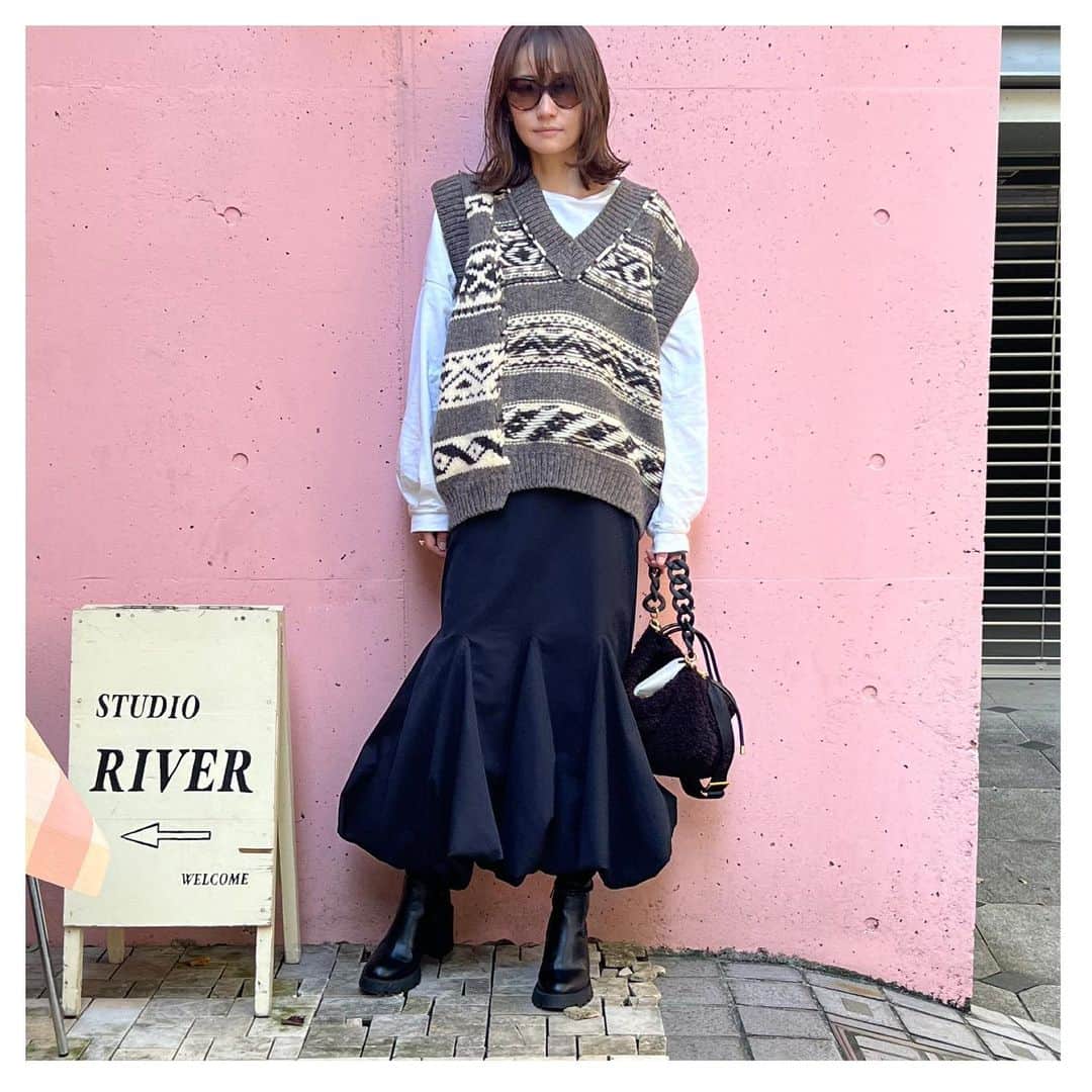 のインスタグラム：「撮影で沢山使ってたら私も欲しくなったニットベスト♡ ほっこりし過ぎないように構築的なスカーと合わせて^_^  tops: #frayid  vest: #janesmith  skirt: #enfold  bag: #numeroventuno  shoes: #zara  #着回しコーデ」