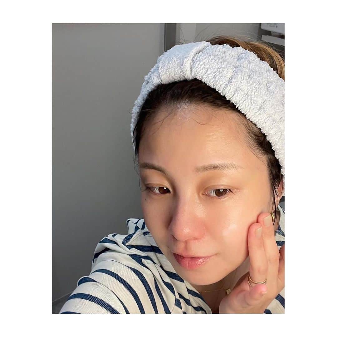 田中美保さんのインスタグラム写真 - (田中美保Instagram)「今回17年間愛用しているdプログラムの動画に出演させていただきました♡ 20歳を迎え、いつもの化粧品を使っていてもなんだか違和感があったりとか、肌あれしやすくなり、敏感肌なのかな？と。 そんな時、dプログラムを愛用しているヘアメイクさんにおすすめされて、あれ！？なんか肌に優しい使い心地で私の肌に合ってるかも！と思ったのが手に取ったきっかけでした。 それ以降、春先や肌がゆらいでいる時にお世話になっていたので 今回動画で私のリアルなストーリーを語れて嬉しかったです☺️   美白ケア※を使用しているのですが、柔らかく優しい使用感と、低刺激設計でシミやそばかす予防までしてくれるのがお気に入りで、今後も使い続けたいです！！   十人十肌プロジェクトのサイトで、動画もチェックしてみてくださいね。😉 https://www.shiseido.co.jp/dp/10nin10hada/   #敏感肌のリアル #十人十肌プロジェクト #敏感肌 #美肌菌 #ときどき敏感肌からなりたい肌へ #dプログラム #なめらか美肌 @dprogram_ofc    dプログラム　ホワイトニングクリア　ローション　ＭＢ　（医薬部外品） dプログラム　ホワイトニングクリア　エマルジョン　ＭＢ　（医薬部外品） dプログラム　バイタライジングクリーム　（医薬部外品）   ※美白ケアとは、メラニンの生成を抑え、シミ・そばかすを防ぐこと」10月21日 18時39分 - miho12tanaka