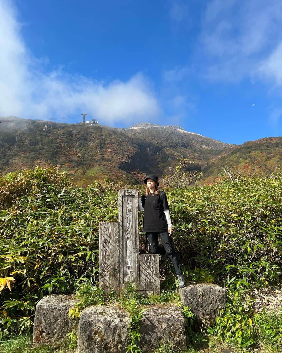 西村まどかさんのインスタグラム写真 - (西村まどかInstagram)「靴下に忍ばせてた、富士山🗻 どう頑張っても可愛くは撮れなかった。笑 最後も、絶妙に気持ち悪い一枚📸 ㅤㅤㅤㅤㅤㅤㅤㅤㅤㅤㅤ 紅葉シーズン山登り初だったから楽しかった！気温も良くて晴れも多くて、"行楽の秋"の意味がよくわかった〜〜 ㅤㅤㅤㅤㅤㅤㅤㅤㅤㅤㅤㅤㅤ 山で会う人たちって、みんな優しい🌍🤝  おばあちゃんが作ってくれた、斜めなソフトクリームも愛おしかった🍦🤍  #那須岳 #茶臼岳 #栃木県　 #低山登山 #山登り初心者  #登山女子 #登山 #登山コーデ  #自然大好き」10月21日 18時47分 - madoka_nsmr