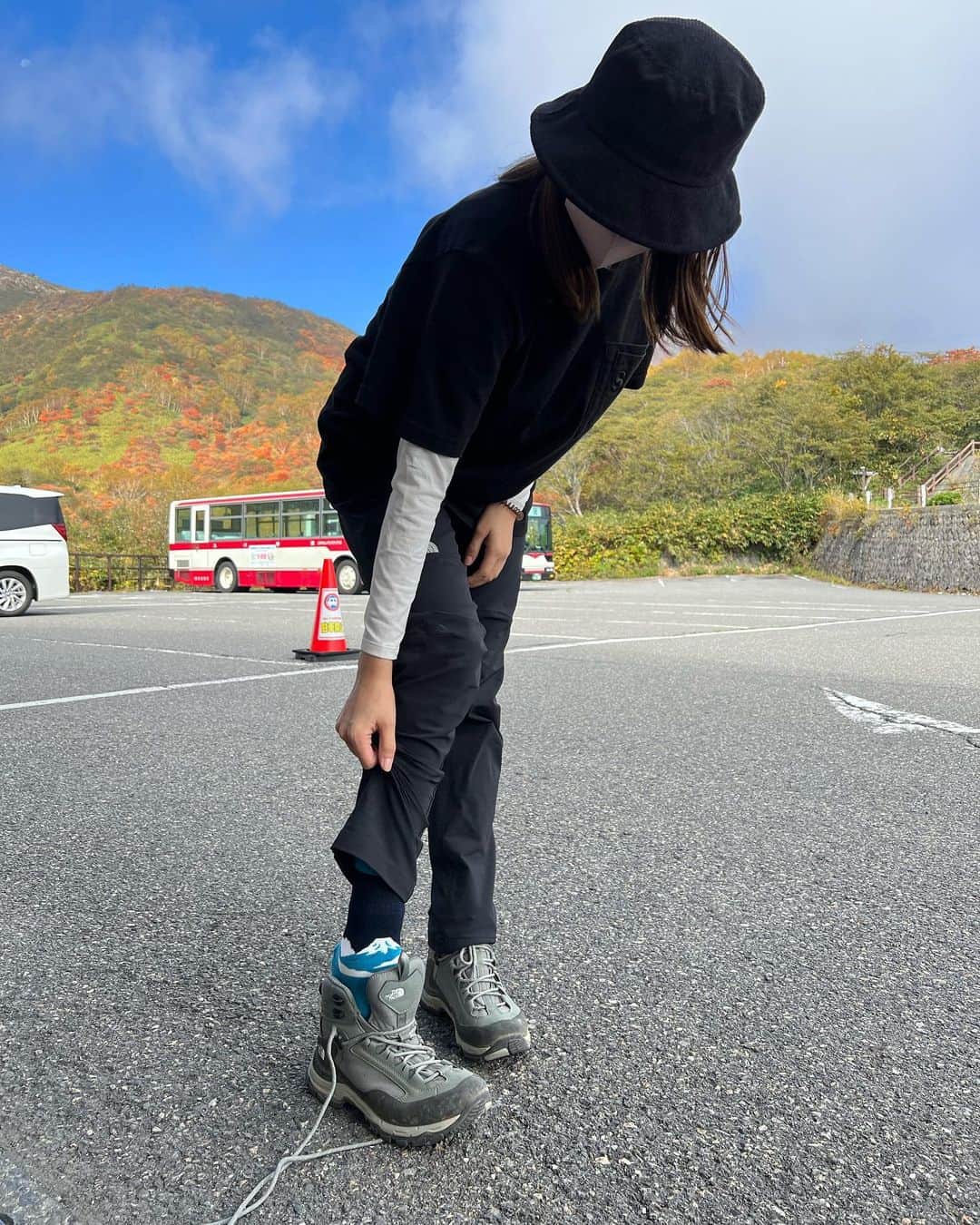 西村まどかさんのインスタグラム写真 - (西村まどかInstagram)「靴下に忍ばせてた、富士山🗻 どう頑張っても可愛くは撮れなかった。笑 最後も、絶妙に気持ち悪い一枚📸 ㅤㅤㅤㅤㅤㅤㅤㅤㅤㅤㅤ 紅葉シーズン山登り初だったから楽しかった！気温も良くて晴れも多くて、"行楽の秋"の意味がよくわかった〜〜 ㅤㅤㅤㅤㅤㅤㅤㅤㅤㅤㅤㅤㅤ 山で会う人たちって、みんな優しい🌍🤝  おばあちゃんが作ってくれた、斜めなソフトクリームも愛おしかった🍦🤍  #那須岳 #茶臼岳 #栃木県　 #低山登山 #山登り初心者  #登山女子 #登山 #登山コーデ  #自然大好き」10月21日 18時47分 - madoka_nsmr