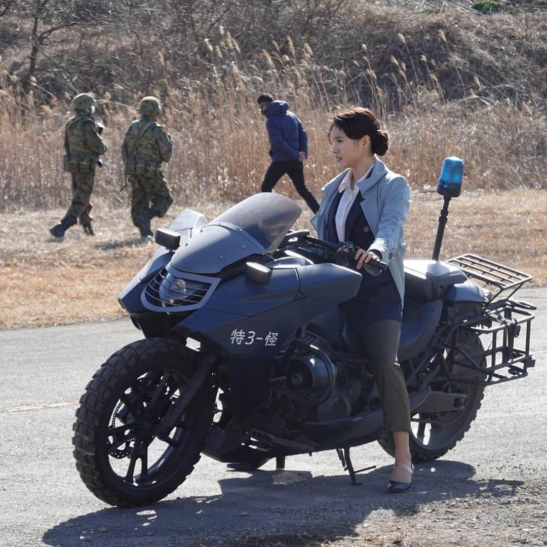 土屋太鳳さんのインスタグラム写真 - (土屋太鳳Instagram)「少しおひさしぶりになりました💦 ある世界が少し前に一段落して 日常に戻ってきました☺️ 秋らしい気温が定着しつつありますが お元気でしょうか？ . 今日はとてもお天気が良かったようなのですが 今際の取材日だったので 空を見るのは これからの時間になりそうです⭐️✨ . しかも今日は とっておきの夜空になりそうなので 晴れている地域のかたは 双眼鏡を持って夜空を観ると 素敵な天体ショーに出会えるかも💫✨✨ . 今日の夜、 オリオン座流星群の活動がピークになるそうです💫💕✨ 一番の見頃となるのは、 22日土曜日のの未明から明け方だそう💡 しかも！！！ ２２日の明け方に 国際宇宙ステーション(ISS)である 「 #きぼう 」も一緒に見るチャンスがあるとのこと😳 . ん？ きぼう・・・？🤔 . ということで懐かしい写真を☺️ 映画「 #大怪獣のあとしまつ 」でのユキノ。 いろいろな感想をいただく、 ある意味、 賛否両論ある作品と言われていますが、 私は大好きな作品であり、役です🦖✨ . 役って不思議ですよね。 役によっては骨の中に喰い込んでくるような 強烈な感覚になる時があります。 愛情に飢えていた何かに 出会ってしまったような感覚。 途中まで、その役を理解しようとしても どうしても出来ないのに、 急に理解してあげたいと思う瞬間が来る… 情報公開はもう少し先ですが そんな役に出会えた秋となりました。」10月21日 18時53分 - taotsuchiya_official