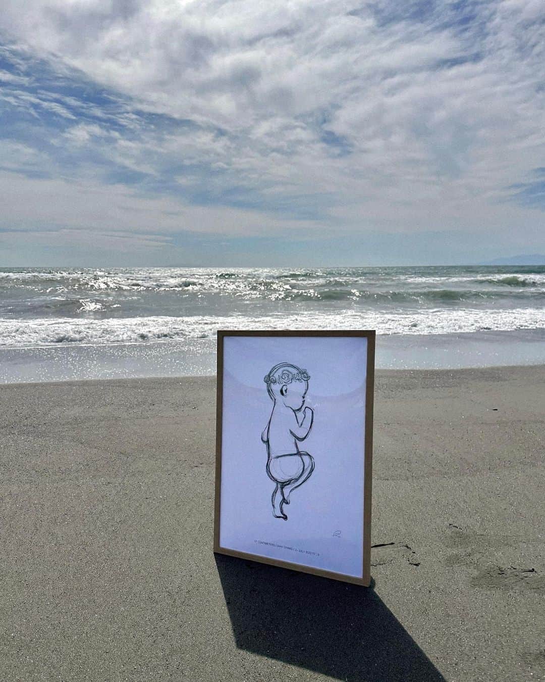 志田友美（ゆうみん）のインスタグラム：「𝑚𝑒𝑚𝑜𝑟𝑦…👼🏼  生まれた時の 出生記録、等身大サイズのイラストが描かれたポスター📝  すってっきーー😭  一応手形とか取ったんだけど、 今こんなオシャレなのがあるんだね🧐💞  🏷 @rememberme_poster   こうして、尊い思い出を残せるのうれしいな♡  おっきくなるにつれて見比べられるし、 見てて初心に戻れるよね✨おすすめです🤭  #rememberme_poster #出生記録 #等身大ポスター」