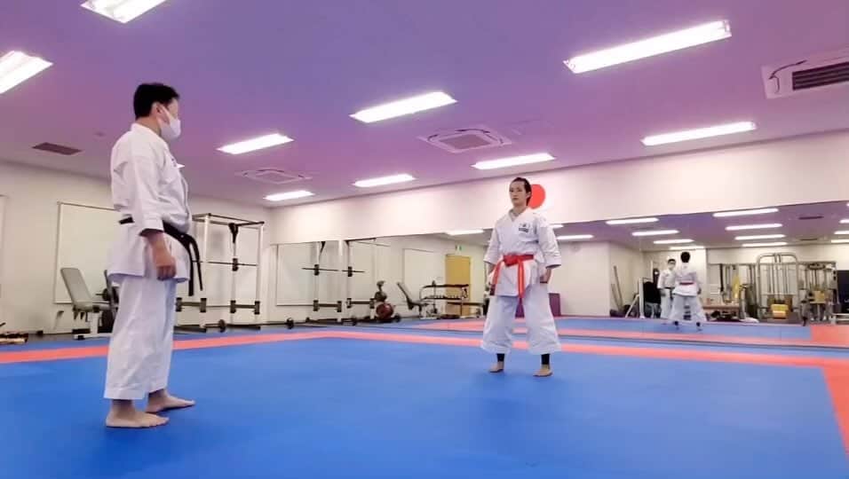 のインスタグラム：「古川先生との練習の一コマ🥋👊🏻✨  頭でイメージできていても 身体と頭の感覚を合わせることは中々難しい。  出来るようになれる様頑張るのみ！！💪  #空手#形#先生#稽古#練習#身体操作#何度も#繰り返す#突き#シンプル#karate#kata#practice#training#simple#repetition」
