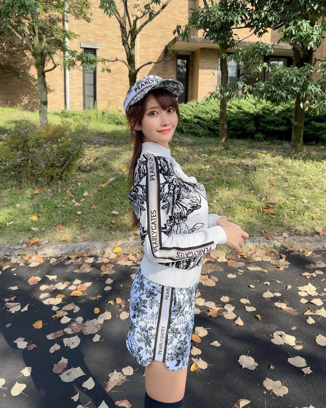 のインスタグラム：「. このパーリーのシリーズかわいい〜🥺💐🤍 . この日混んでて待ち時間がけっこうあって 写真撮ってたら枚数が沢山あるから いっぱい載せちゃう🤳 . バイザーからソックスまで  @pearlygates_official コーデだよ🤍 一見派手なんだけど綺麗目に着れてすき🫶🏻✨ . このシリーズの、ネイビーのセットアップもあるから 着るのが楽しみ〜😆💙 . スコアは⚪️40.45-85（33putt）⛳️ 前半はなかなか良かったんだけど 後半くしゃみと鼻水が止まらなくて 集中力きれちゃったみたい🤣 また今度リベンジがんばる〜✊✨ . . #ゴルフ女子#ゴルフ#ゴルフウェア#ゴルフコーデ#パーリーゲイツ#パーリーゲイツコーデ#メイプルポイントゴルフクラブ#golf#golflife#golfstagram#golfcourse#golfaddict#golfclub#golfday#pearlygates#japanesegirl」