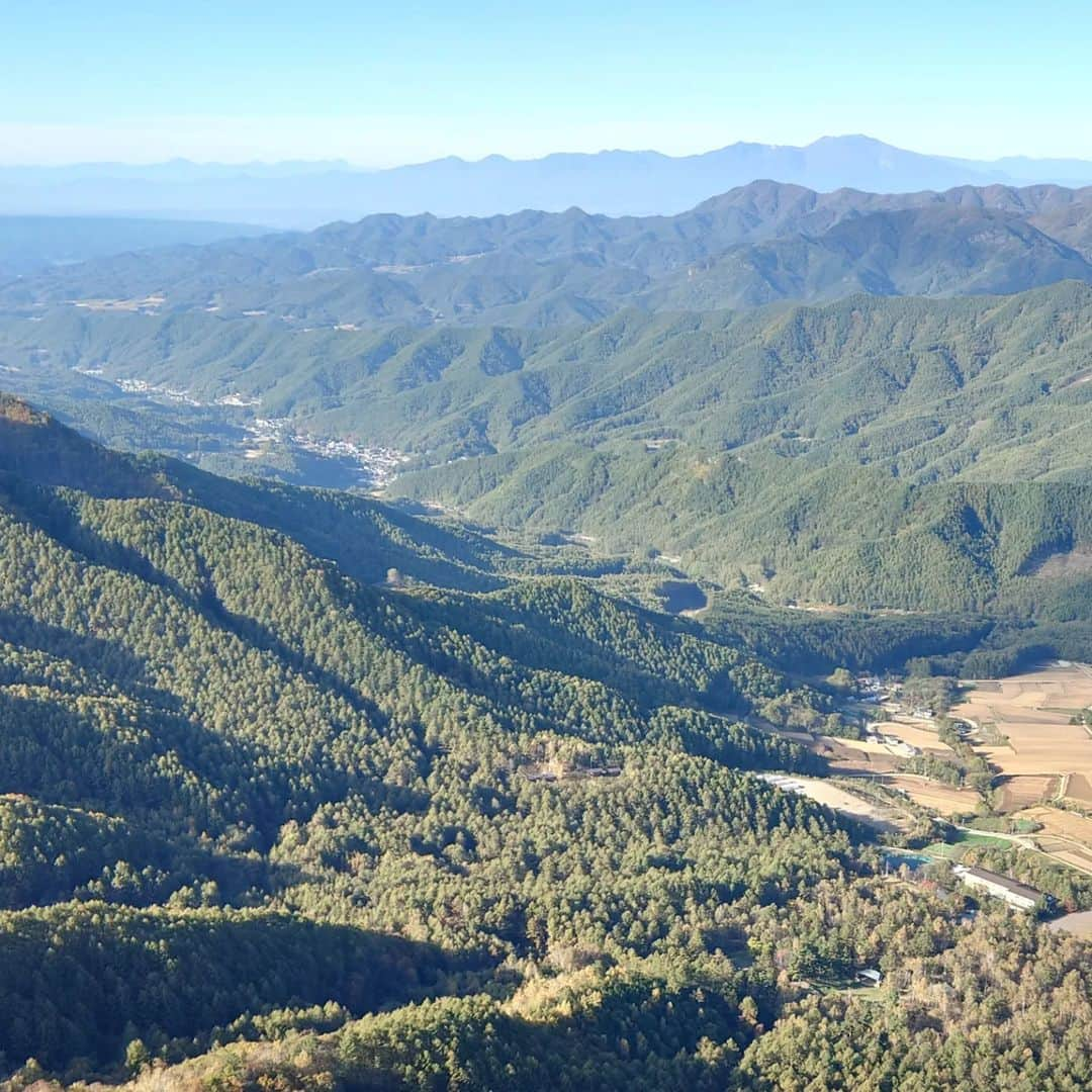 ＩＣＩ石井スポーツエベレスト＆ローツェ登山隊のインスタグラム：「20221021川上村天狗山 今日も秋らしい1日でした 山にいることが楽しくなる1日 日本の秋山ワンダフル！  #石井スポーツ  #石井スポーツ登山学校 #石井スポーツアドベンチャーズ #ifmga  #国際山岳ガイド  #天野和明」