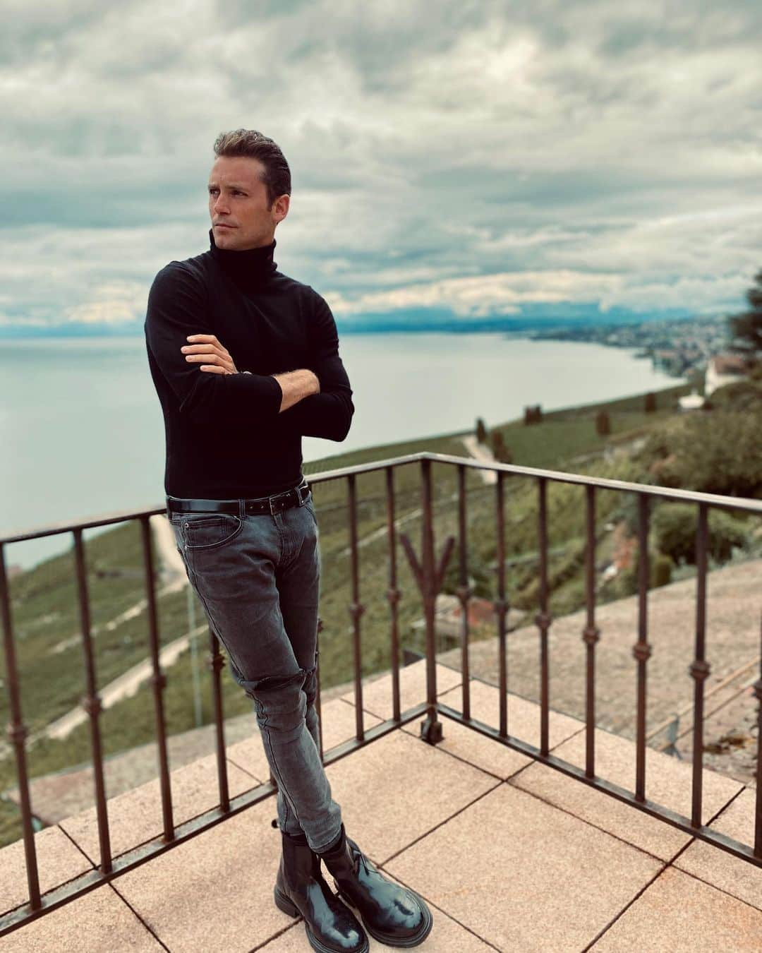 Bastian Bakerのインスタグラム：「Fall look rocking my usual @hugo_official and @omega #vneck #leatherjacket #darksideofthemoon #lavaux #switzerland」