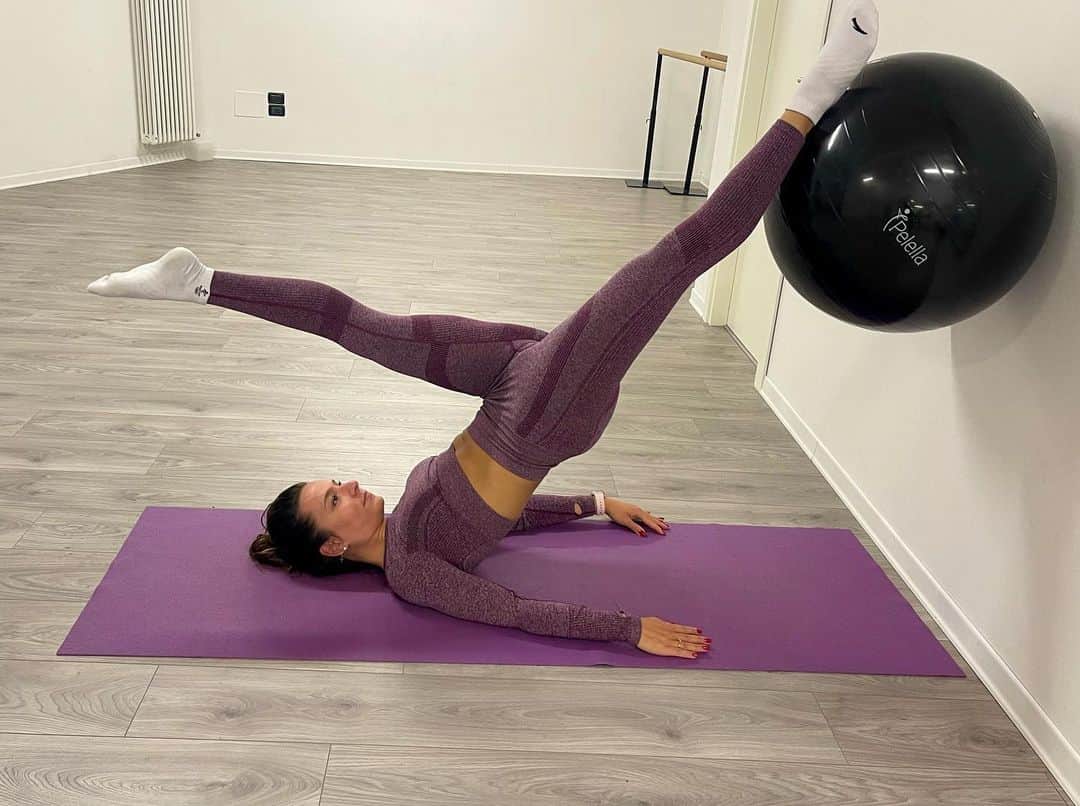 ロベルタ・ロデギエーロのインスタグラム：「Passioni. 🤸🏻‍♀️🧘🏻‍♀️ #pilates」