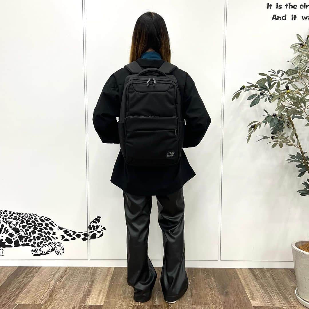 バッグ通販TORATOのインスタグラム：「TORATOスタッフコーディネート🐯  --------------------------------------------- 商品詳細:  < Manhattan Portage BLACK LABEL >  マンハッタンポーテージブラックレーベル リュック バックパック BREUER BACKPACK MP2265BL NV1  ￥ 35,200(税込)  通勤&通学におすすめ、オールブラックのバックパック。  1983年にニューヨークで創業したブランド、マンハッタンポーテージ。そのバックボーンともいえる、メッセンジャーバッグのスピリットを継承した普遍的なデザインや高品質の素材、高い技術を駆使し、よりフォーマルなシーンに対応できるバッグとして開発されたのがブラックレーベルです。アーバンスタイルに適応したバッグであり、充実したスペックやデザイン性を兼ね備えた機能性、そして様々なシーンを想像することで生まれる多様性を追求し続けています。ボックス型のバックパックはシックなオールブラック。通勤、通学におすすめです。 ---------------------------------------------  ▼TORATO @torato.jp  #torato#manhattanportageblacklabel#bag#backpack#fashion#tokyo#shinjuku#instagood#instalike#instafashion#トラト#マンハッタンポーテージブラックレーベル#マンハッタンポーテージ#バッグ#リュック#バックパック#スタッフコーデ#スタッフコーディネート#staffcode#ブラックコーデ」