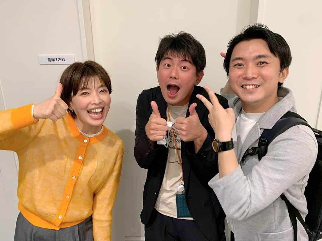 のインスタグラム：「本日公開！！  映画 『線は、僕を描く』🐧🖤🤍  私もちょっぴり、 出演させて頂いてます！！  とっても重要なシーンなのですが…  私、司会者役で 三浦友和さんの横で…  しっかり、 いや、ちゃっかり、 いやいや、はりきって？ 演技してます😂🍎✨  演技なんて… 高校の文化祭とかぶり？w  線ぼく撮影の時に何も 写真を撮っておらず…  まったく関係のない写真で、 興味が湧かないかもしれませんが、 同期3人組です🐤🐤🐤  やまちゃんとにしやまくんでーす  線は、僕を描く 是非劇場でご覧下さい！  #線は僕を描く #横浜流星 さん#江口洋介 さん#三浦友和さん #読売テレビ#水墨画#本日公開#見たい映画」