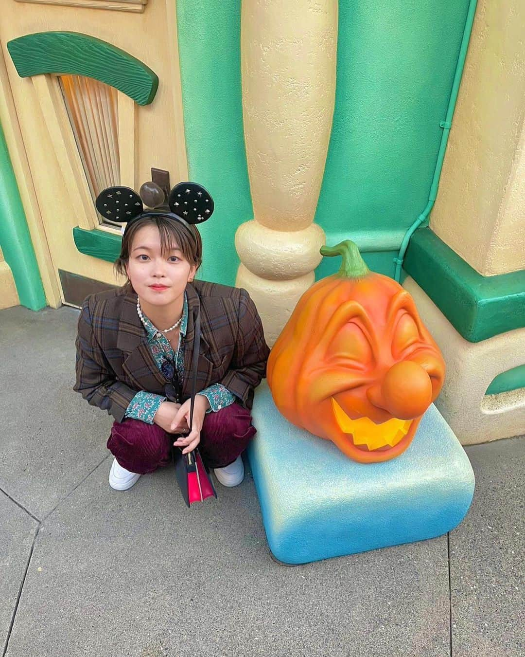 持田早智のインスタグラム：「. ハロウィンディズニー🎃👻 . 古着で柄柄コーデ🤭🎃 . #メンズライク #ハロウィンディズニー #柄シャツコーデ  #ジャケットコーデ」