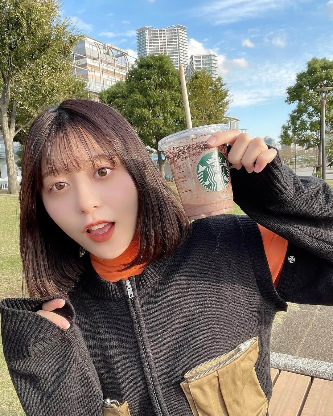 稲岡志織のインスタグラム：「tallサイズのダークモカチップクリームフラペチーノのノンホイップのライトアイスでチョコレートソース追加とチョコチップ追加でお願いします。 ⁡ ⁡ #좋아요환영 #오늘의훈녀 #셀카그램 #일상룩 #일상스타그램 #단발머리 #오오티디  #お洒落さんと繋がりたい #私服 #ootd #ボブ #ボブカラー #黒髪ボブ #フィルター  ⁡」
