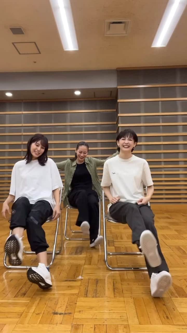 フジテレビアナウンサーのインスタグラム：「世界的ダンサーMiyuさん　@miyudance_ とのコラボ第二弾❣️ 水曜日のカンパネラ『エジソン』に合わせて 🕺足ダンス💃に挑戦しました✨ 難易度MAXのダンスに、宮司アナと堤アナは付いていけるのか⁈  このあと20時公開のフジアナch.YouTubeも合わせてご覧ください😚  #フジテレビアナウンサー #フジテレビ #宮司愛海#堤礼実 #Miyu#高速ステップ#足ダンス」