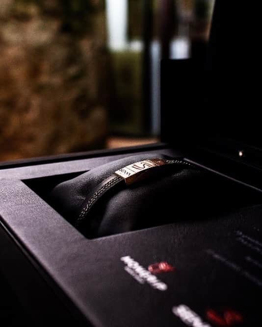 ブルーノ・セナのインスタグラム：「Ayrton Senna LEGEND Limited Edition DP93 bracelet - limited edition 161 pieces.   Collaboration with Senna Brand  . . . #racingheritagereborn #racingrelics #tirerelic #usedtires #mongrip #SENNA #RememberSenna #sennaforever  #formula1 #F1Legend #recycledtire #f1tire #formula1tire #Legend #AyrtonSenna #sennabrand #sennaeterno #ayrtonsennaforever  #motorsport #gripyourwrist #madeinitaly #thisismonaco #formula1photos #f1photos #f1history #amayrtonsennadobrasil #mclaren #mclarenf1 #sennasempre #racingheritagereborn #racingrelics #tirerelic #usedtires」