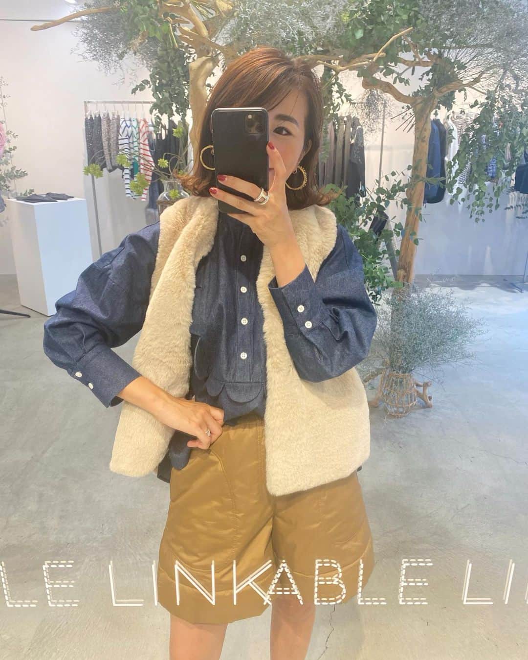 Mai Wakimizuのインスタグラム：「今日も朝から沢山のお客様にご来店頂き、店内がお祭りのようでした♡ご来店下さった方有難うございました♡ 今日はマーガレットデニムシャツ♡店頭でも大人気ちゃんでした＼(^o^)／パフショーパンとエコファージレの茶系セットがこれまた可愛いんです♡靴下もカラーを合わせて♡ tops:#linkable @linkable_official(popup先行発売.web予約販売中) gilet&pants:#linkable @linkable_official」