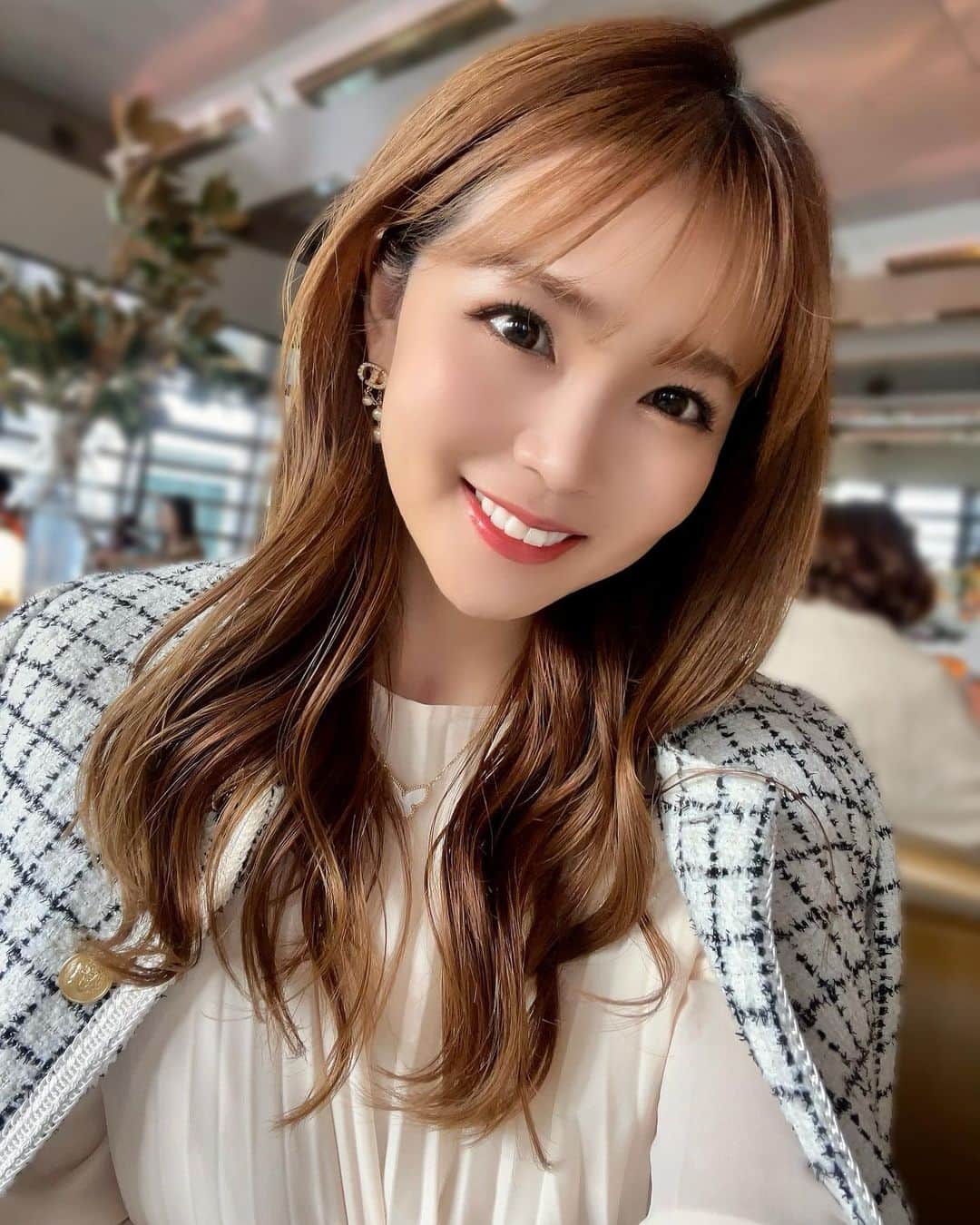 河内麻沙美のインスタグラム：「#コンタクト  ． ． 毎日配信してるので、最近はブルーカットのコンタクトを使い始めました👀✨ ブルーライトカットのコンタクトってまだあまり少ないよね🥺‼️ ゆうこすさん( @yukos0520 )プロデュースの @chusme_official が優秀すぎて、最近毎日コレです🤭💖 ． この日はマロンラテ🌰をつけてるよ👀 名前もカワイイ(*˙˘˙*)ஐ ． これからも愛用しま〜す❤️ ． #chusme#チューズミー#カラコン#カラーコンタクト#ブルーライトカット#ママ#２児のママ#コンタクトレンズ」