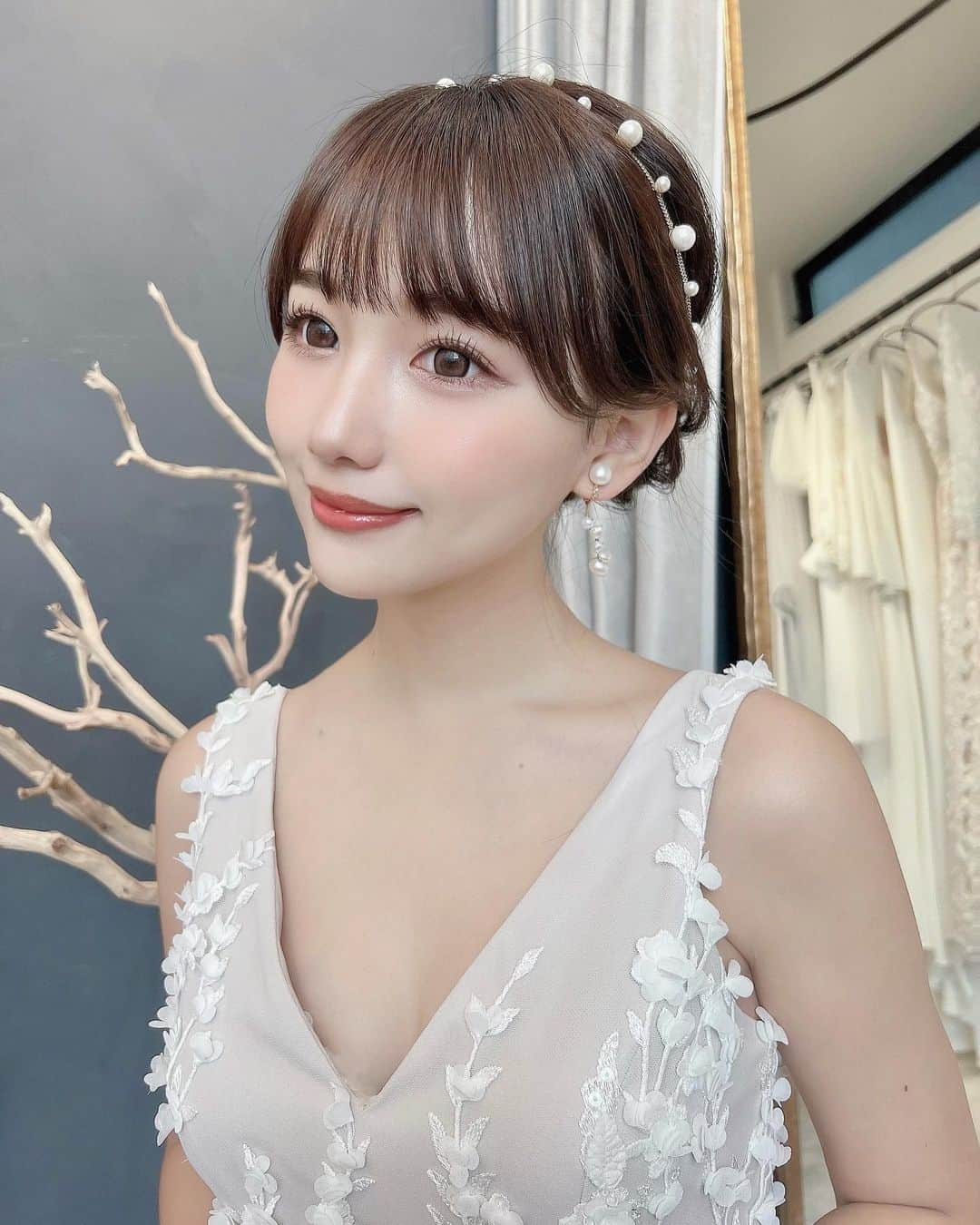 のインスタグラム：「⋆ アクセサリーもドレスも可愛すぎませんか〜？🥹🤍  @orgablanca_ さんにて、 挙式用のアクセサリーを見に行ってきました🤍  ドレスのレンタルもしているみたいで、 とってもかわいかったです𓏧☺️👗  お花の刺繍が立体的で素敵なドレスを 試着させていただきました🫶🏻 ラインがとっても綺麗だった〜！  みなさんはどのスタイルが好きですか？🧐  #プレ花嫁 #花嫁 #おしゃれ花嫁 #試着レポ #ドレスレポ #東海プレ花嫁 #結婚式 #ウエディングドレス  #ウェディングドレス試着  #ウェディングドレス選び #2022冬婚 #2022秋婚 #披露宴 #披露宴会場コーディネート #プレ花嫁 #プレ花嫁準備 #プレ花嫁さんと繋がりたい #プレ花嫁ダイエット #プレ花嫁2022 #前撮り #ウェディング前撮り #ウェディング撮影 #ウェディングフォト  #ウェディング準備 #結婚式前撮り #結婚式ドレス」
