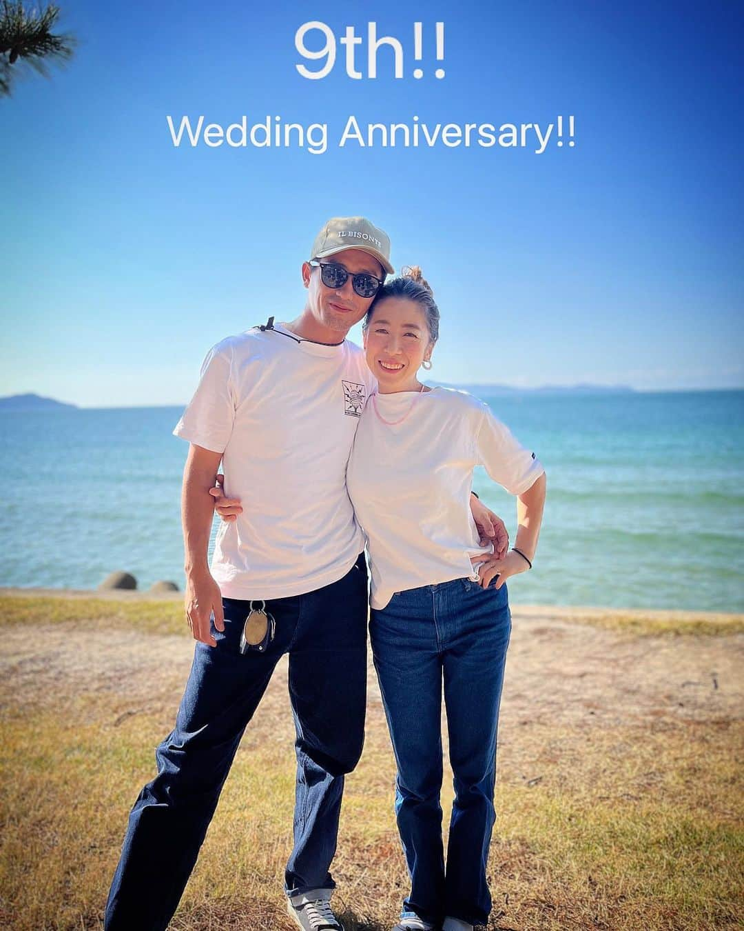 kyokkyさんのインスタグラム写真 - (kyokkyInstagram)「Time flies❣️結婚9年目❣️ 多分これ花ちゃんが撮ってくれた写真🤳久々の2人の👫💦 結婚9年目は陶器婚式というんだって~🏺💕 今後も割れませんように🙏来年はアルミ婚式だって😂もっと繊細な時期なのか🫣毎年◯◯式ってあるの知らなかった〜‼️皆さんも調べて見たら面白いですよ🤣なんだかんだで15年くらい一緒におるけど時が経つのは早い~‼️ これからもよろしくお願いします👨‍👩‍👧‍👧今年は犬も増えた🐶💕」10月21日 20時00分 - kyokky